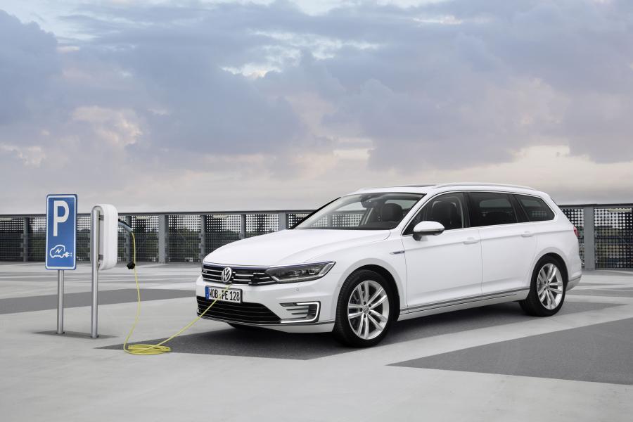  Volkswagen Passat Variant GTE 2015 года  (фото 25 из 30)